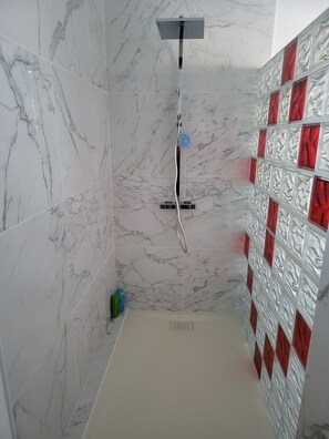 Håndklær og toalettpapir