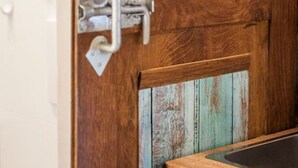 A rustic wooden door with a metal latch and a small shelf. - Tiny maisonette in the center with wifi & parking space (Nordhorn)