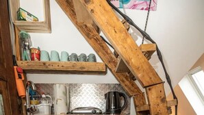 A wooden staircase with a pet carrier at the bottom. - Tiny maisonette in the center with wifi & parking space (Nordhorn)