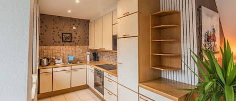 Fridge, oven, stovetop, coffee/tea maker