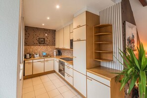 Réfrigérateur, un four, surface de cuisson, cafetière-théière