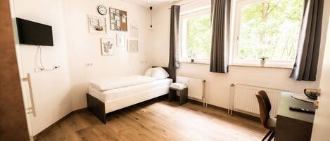 1 habitación, escritorio, tabla de planchar con plancha y cuna de viaje