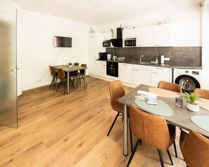 Fridge, microwave, oven, stovetop - FAIR BED 2 City Single Room with TV, WLAN, G.Kitchen (Nordhorn)