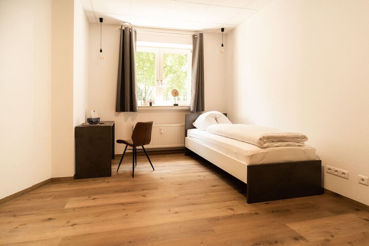 Modern eingerichtetes  Schlafzimmer mit  Blick zur Vechte und ins Grüne
