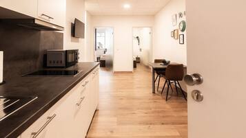 Een koelkast, een magnetron, een oven, een kookplaat