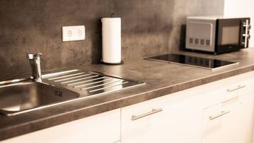 Een koelkast, een magnetron, een oven, een kookplaat