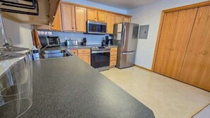 冷蔵庫、電子レンジ、オーブン、コンロ