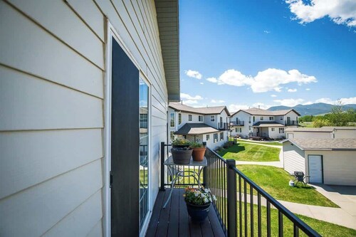 Sky View Townhome- Mountain Views- Close to Town