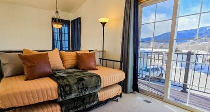 Convenient and Comfortable Townhome with Mountain Views