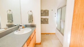 Chuveiro, secador de cabelo, toalhas de banho 