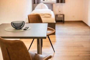 2 bedrooms, desk, iron/ironing board, free WiFi - FAIR BED 8 City Studio with kitchen, bathroom, WLAN, & PP (Nordhorn)