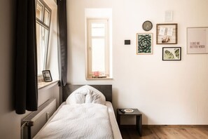 2 habitaciones, escritorio, tabla de planchar con plancha y wifi gratis 