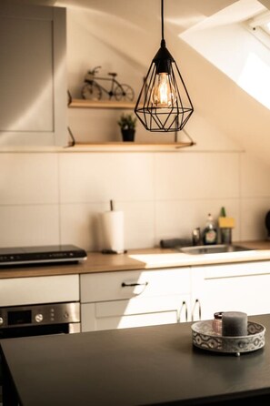 Een koelkast, een oven, een kookplaat, een koffiezetapparaat/waterkoker