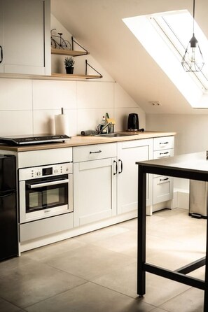 Refrigerador, horno, parrilla de estufa y cafetera y tetera 