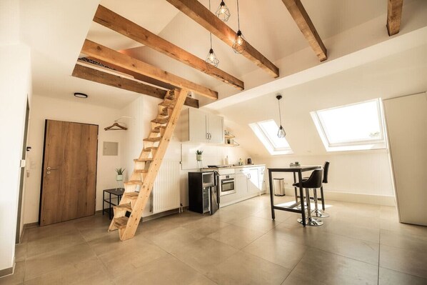 Een koelkast, een oven, een kookplaat, een koffiezetapparaat/waterkoker