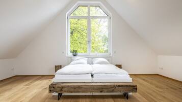 3 bedrooms, desk, iron/ironing board, travel cot