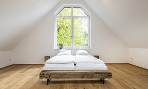 3 slaapkamers, een bureau, een strijkplank/strijkijzer, reisbedje