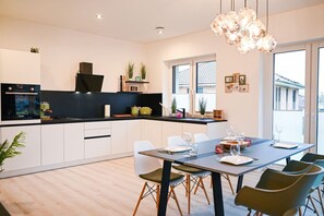 Dining - Fantastic residence with balcony, parking & WLAN (Emsbüren)