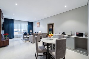 Family Suite, 2 Bedrooms, Non Smoking | Living area