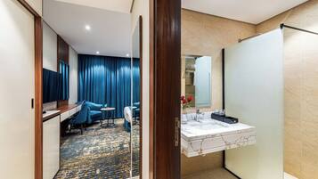 Deluxe Double Room | Bathroom | Free toiletries, hair dryer, slippers, towels