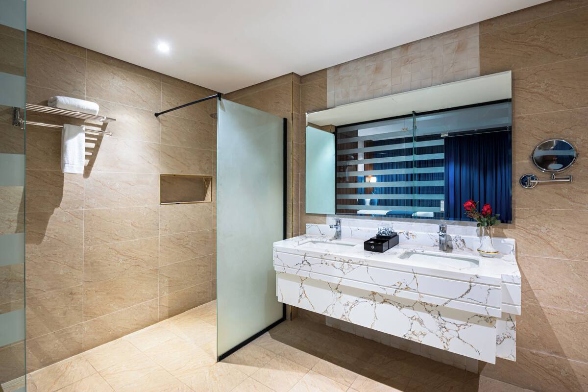 Family Suite, 2 Bedrooms, Non Smoking | Bilik Mandi | Kelengkapan dandanan diri percuma, pengering rambut, tuala disediakan 