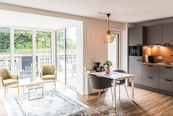 Kylskåp, mikrovågsugn, spishäll och kaffe- och tebryggare