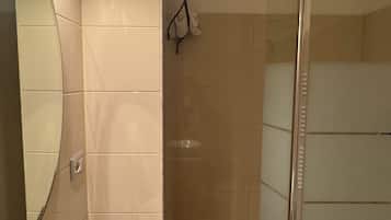 Haartrockner, Handtücher, Seife, Toilettenpapier
