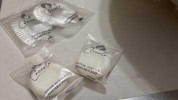 Asciugacapelli, asciugamani, sapone, carta igienica