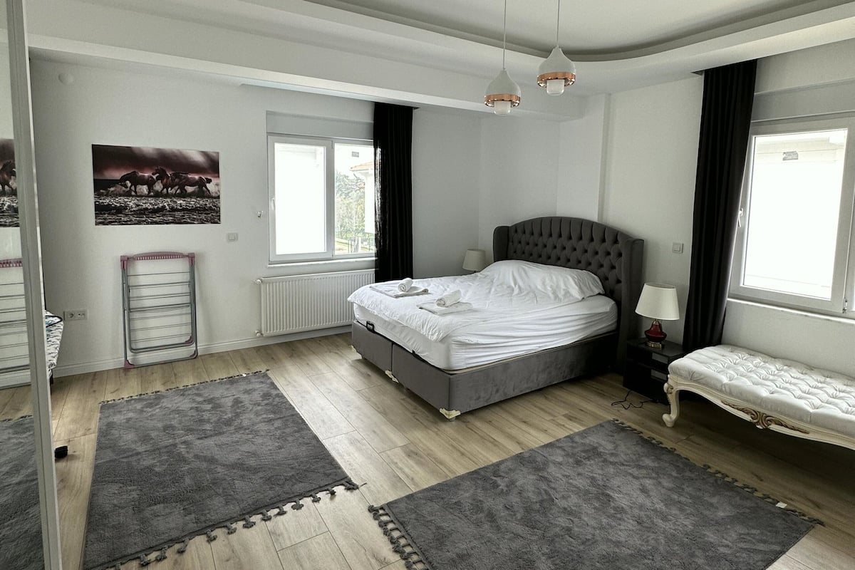 Deluxe villa, uitzicht op bergen | 5 slaapkamers, een bureau, verduisterende gordijnen