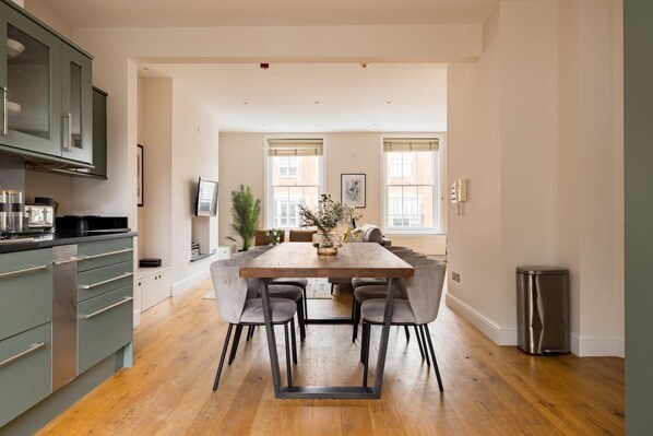 Apartment (2 Bedrooms) | In-room dining - The Chelsea Nest - Stylish 2bdr With Balcony (London)