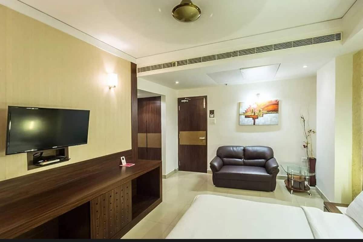 Habitación Deluxe doble, 1 cama de matrimonio grande | Sistema de insonorización, tabla de planchar con plancha, wifi gratis
