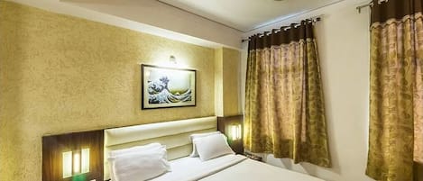 Deluxe Double Room, 1 King Bed | Soundproofing, iron/ironing board, free WiFi, wheelchair access