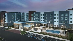 Un hotel moderno con varios pisos, una piscina y un estacionamiento con plazas para discapacitados.