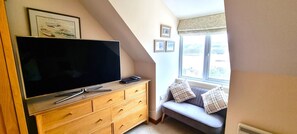 Smart TV, DVD player, livros