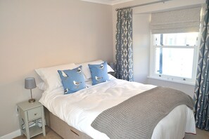 5 bedrooms, iron/ironing board, WiFi, bed sheets