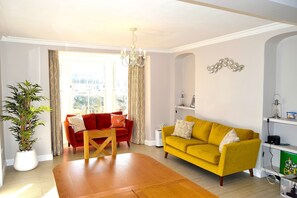 Smart TV, fireplace, DVD player, books - Luxury, 5 bedroom house in Perranporth (Perranporth)
