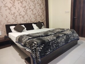 In-room safe, desk, laptop workspace, free WiFi - Hotel Yash Raj (Sihora)