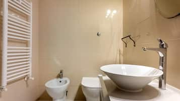 Haartrockner, Handtücher, Seife, Toilettenpapier