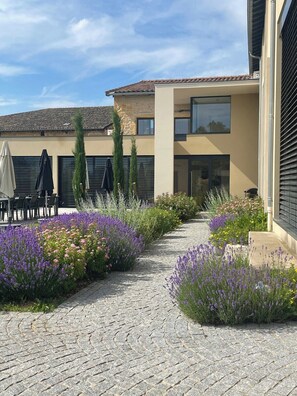 Outdoor dining - Villa Molinant, escape in Golden Stones (Bagnols)