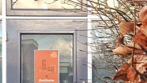 A door with a sign indicating it's a bank branch. - Luxe studio with vintage look in  ‘a New Village on New Land’ Nagele (Nagele)