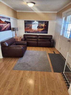 テレビ、暖炉、卓球台