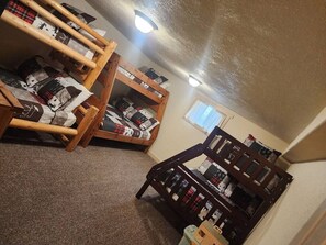 8 bedrooms, desk, WiFi, bed sheets
