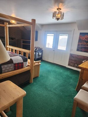 8 室のベ��ッドルーム、デスク、WiFi、ベッドシーツ