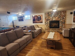 テレビ、暖炉、卓球台