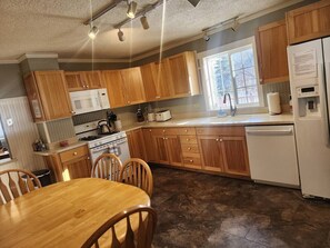 Een koelkast, een microgolfoven, een kookplaat, een vaatwasser