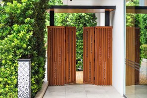 Exterior detail - Villa Deva Resort & Hotel Bangkok (Krung Thep Maha Nakhon)