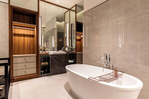 Haartrockner, Bidet, Handtücher, Toilettenpapier
