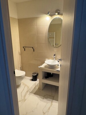 Hair dryer, towels, soap, toilet paper - People Guest Rooms (Roma)
