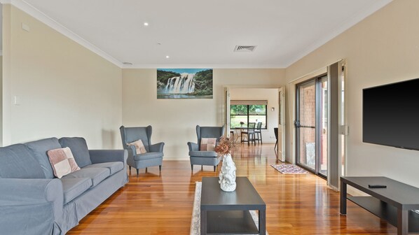 Smart TV, fireplace, ping pong