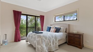 5 bedrooms, desk, free WiFi, bed sheets